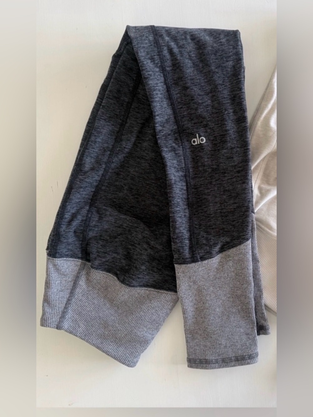 Alo - Alosoft Lounge High-Waist Charcoal & Light Gray Leggings MEDIUM
